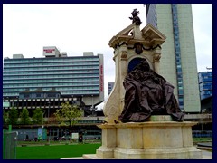 Monument to Queen Victoria, Mercure Hotel, Piccadilly Gardens 06